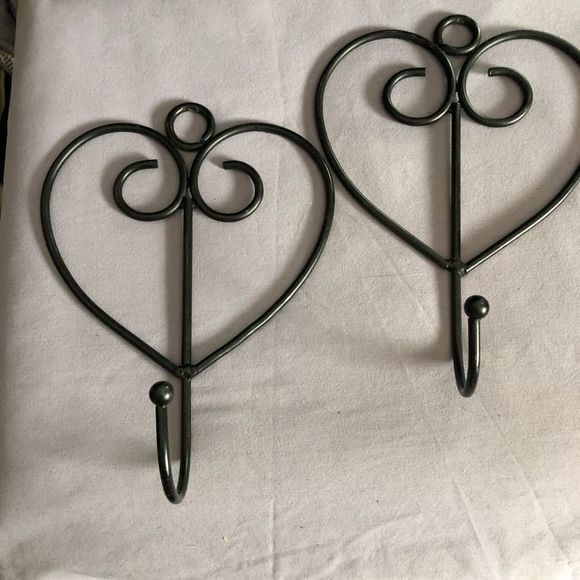 Black metal heart coat hangers - Picture 1 of 5